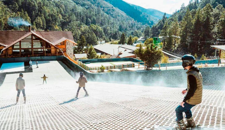 Niños esquiando en Bosques de Monterreal