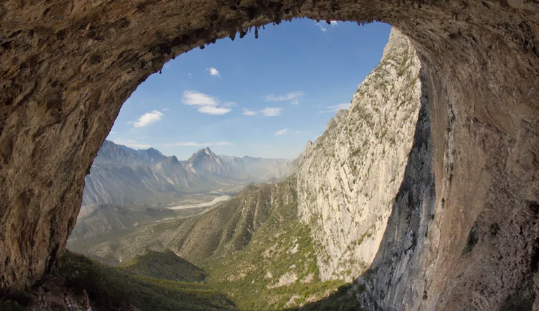 Ventana natural esculpida en roca en el Cañón de la Huasteca