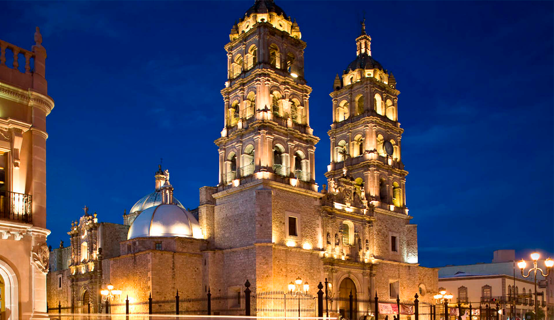 Vista nocturna de la Catedral de Durango