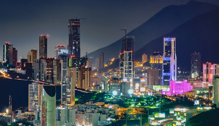 Vista nocturna de la Ciudad de Monterrey