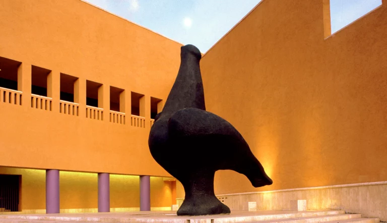 Escultura al exterior del Museo de Arte Contemporáneo