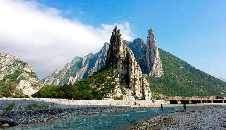 Vista panorámica del Parque Nacional Monterrey con rio en primer plano