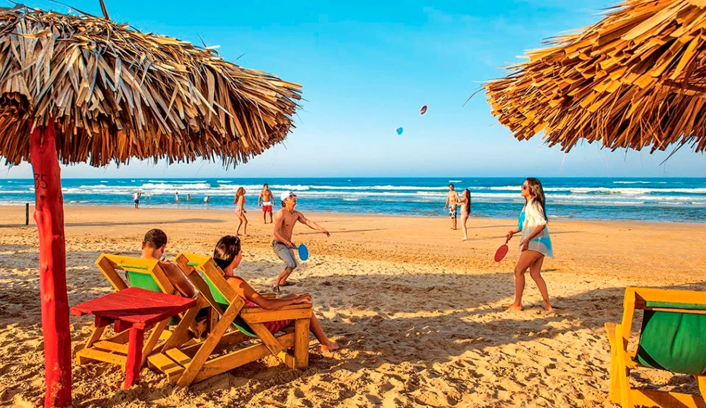 Personas jugando frescobol en la Playa Miramar