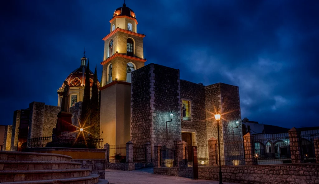 Imagen nocturna de la catedral del Pueblo Mágico de Tula