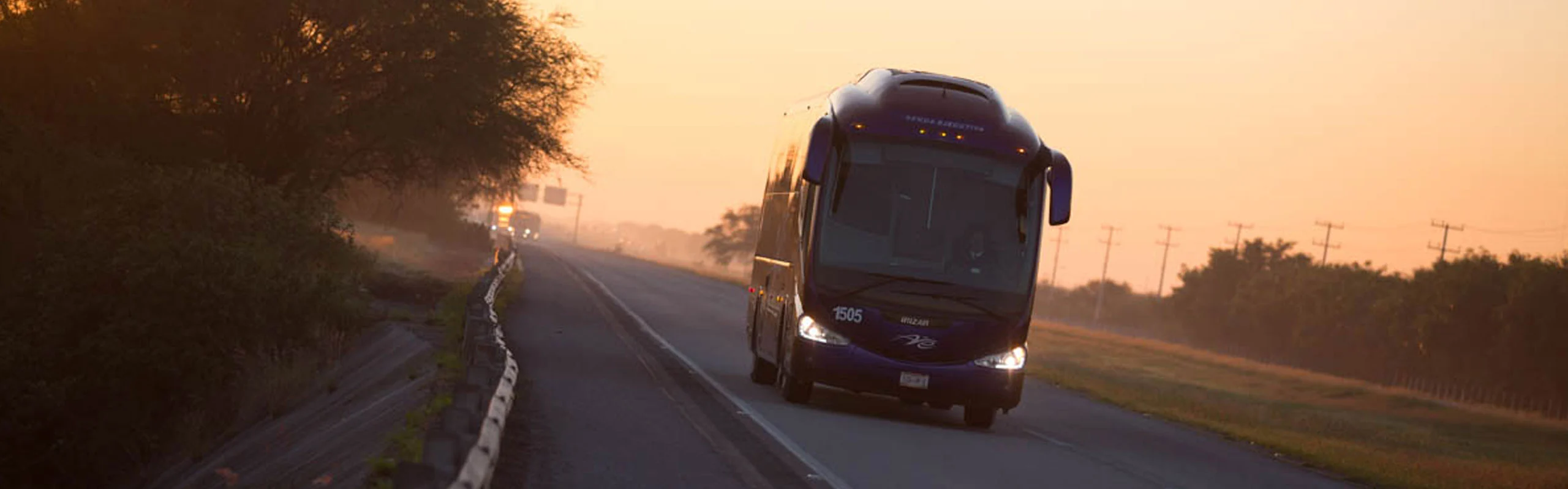 Senda Turismo - autobús en carretera al atardecer