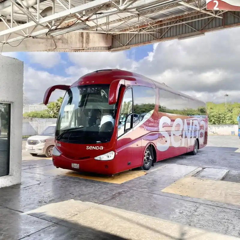 Autobus Senda estacionado en terminal
