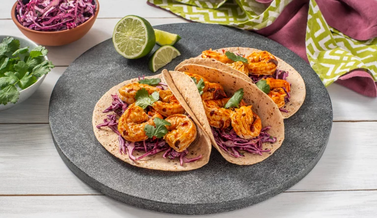 Tacos de Camarón con limón sobre base de piedra gris