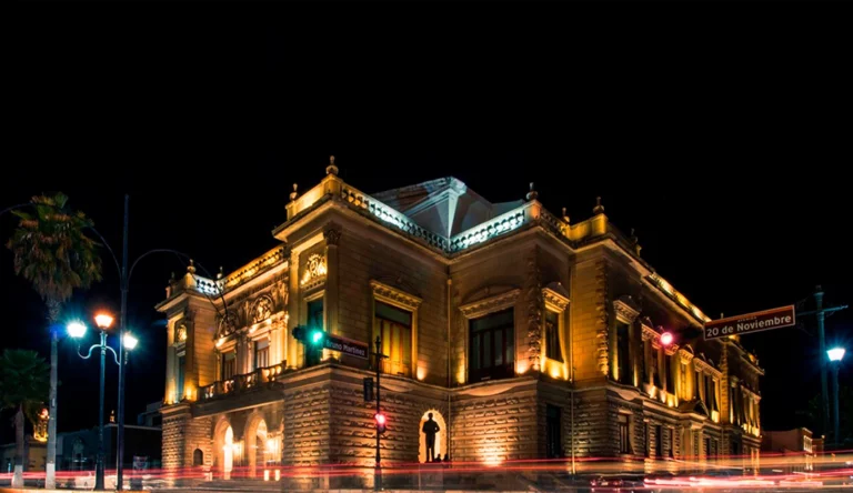 Vista nocturna del exterior del Teatro Ricardo Castro Durango