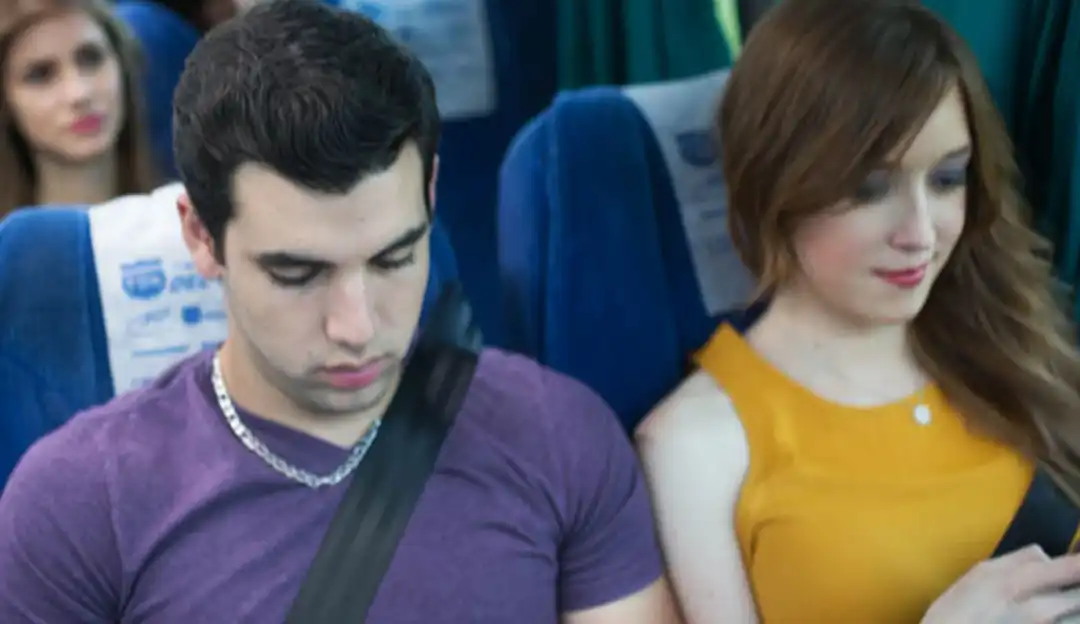 Pareja viajando en autobus