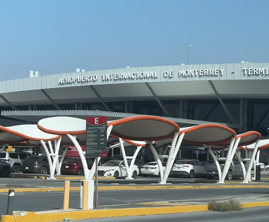 Exterior del aeropuerto internacional de Monterrey