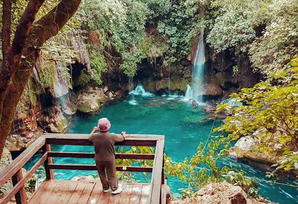 turista en puente de dios