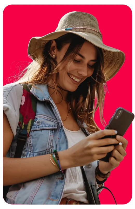 Viajera revisando sus boletos de autobús